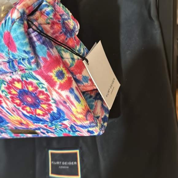 Kurt Geiger London Medium Kensington Shoulder Bag
Kurt Geiger London - Picture 14 of 17